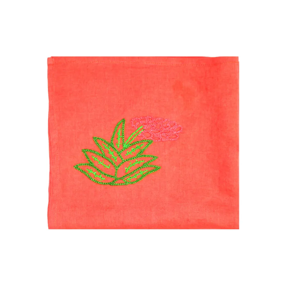Hand embroidered linen napkins (Set of 4 Units)
