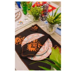 Hand embroidered linen tableware set (Set of 4 units)