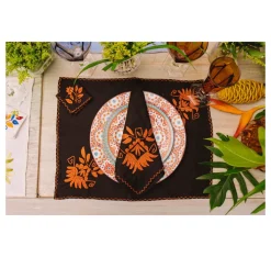 Hand embroidered linen tableware set (Set of 4 units)